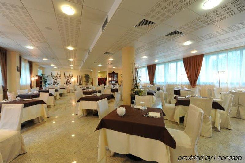 Hotel Parisi Никелино Ресторант снимка